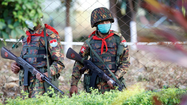 Militer Myanmar berjaga di kompleks kongres di Naypyitaw, Myanmar, Selasa (2/2). Foto: Stringer/REUTERS