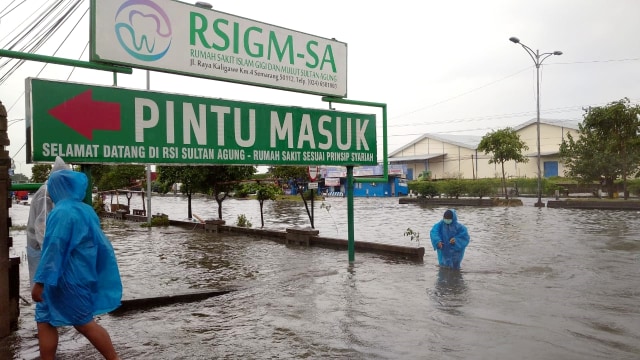 Banjir merendam kawasan di Rumah Sakit Sultan Agung Semarang, Senin (8/2) sore. Foto: Dok. Istimewa