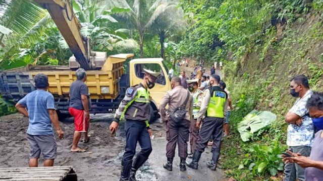 Proses evakuasi sopir truk yang tertimpa mobil di Kabupaten Sitaro