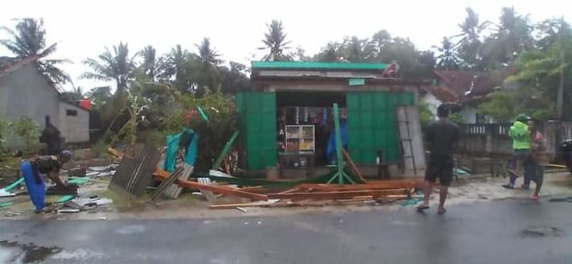 Kondisi di Desa Mekarsari, Kecamatan Pasir Sakti, Lampung Timur setelah terjadi angin puting beliung | Foto: Ist,