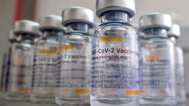 Dosis vaksin corona produksi Sinovac yang digunakan pada program vaksinasi COVID-19 di Aceh. Foto: Suparta/acehkini