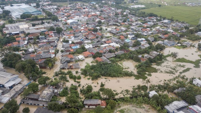 Foto Udara: Banjir Imbas Luapan Kali Bekasi Merendam Permukiman Warga di Tambun (99290)