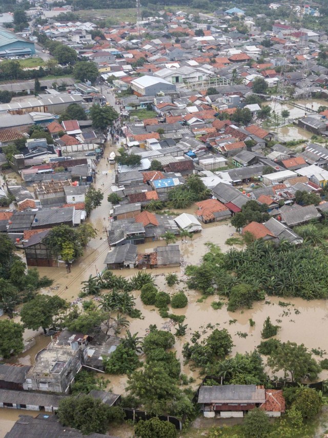 Foto udara sejumlah rumah yang tergenang banjir akibat luapan kali Bekasi, di Tambun, Kabupaten Bekasi, Jawa Barat, Senin (8/2). Foto: Fakhri Hermansyah/Antara Foto