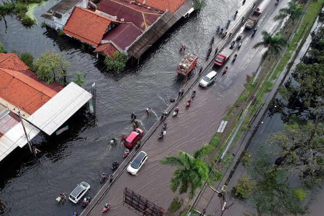 Ganjar Tinjau Korban Banjir Pekalongan, Usul Pengungsian Disekat Cegah COVID-19 (44871)