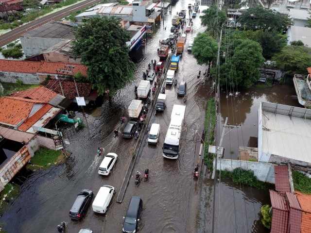 Ganjar Tinjau Korban Banjir Pekalongan, Usul Pengungsian Disekat Cegah COVID-19 (44870)