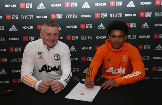 Shola Shoretire teken kontrak profesional dengan MU. Foto: @sholashoretire/Instagram
