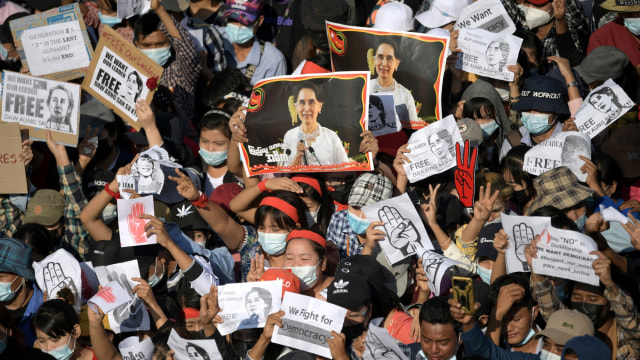 Massa bergabung dalam unjuk rasa menentang kudeta militer dan menuntut pembebasan pemimpin terpilih Aung San Suu Kyi, di Yangon, Myanmar, Selasa (9/2). Foto: Stringer/REUTERS