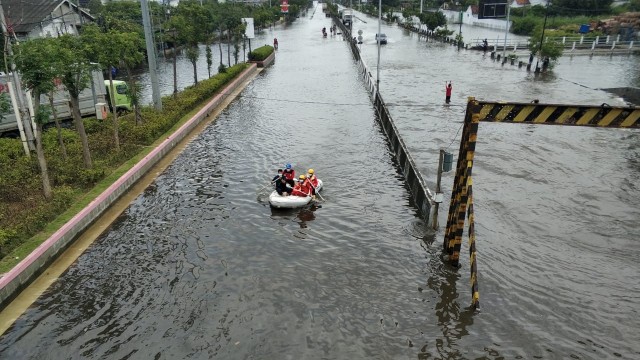 Banjir di jalan raya Kaligawe, Genuk, Semarang, Selasa (9/2). Foto: Dok. Istimewa