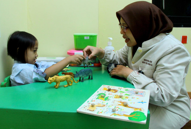 Terapi bagi ABK. Ortu yang telaten menentukan keberhasilan terapi mandiri bagi ABK. Foto: Masruroh/Basra
