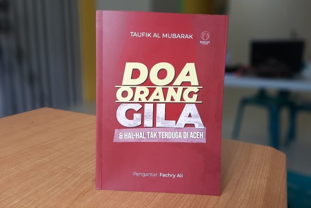 Buku Doa Orang Gila dan Hal-hal Tak Terduga di Aceh karya Taufik Al Mubarak. Foto: Dok. Bandar Publishing