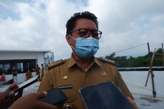 Plt Kepala Dinas Pendidikan Kota Bandar Lampung Sukarma Wijaya saat diwawancarai awak media, Selasa (9/2) | Foto : Sidik Aryono/Lampung Geh
