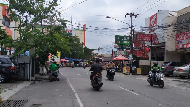 Suasana di salah satu jalan di kawan Antapani, Kota Bandung. Foto: Rachmadi Rasyad/kumparan
