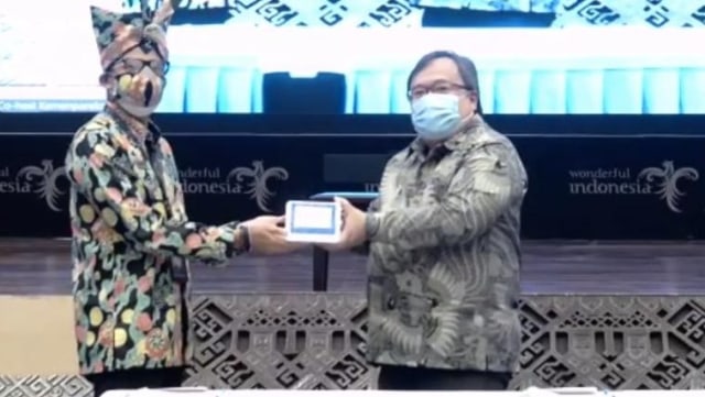 Menristek Hibahkan Satu Unit GeNose untuk Kemenparekraf, Sandiaga Sambut Positif (181909)