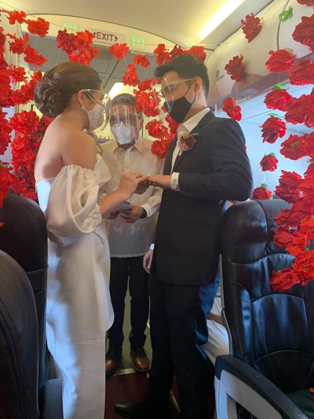 Viral sepasang kekasih gelar pernikahan di dalam pesawat dengan ketinggian 37.000 kaki. (Foto: Facebook/@Aksyon Radyo Iloilo)