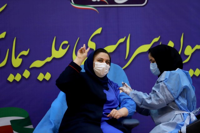 Seorang tenaga medis Rumah Sakit Imam Khomeini disuntik vaksin corona Sputnik V Rusia di Teheran, Iran. Foto: Majid Asgaripour / WANA / via REUTERS
