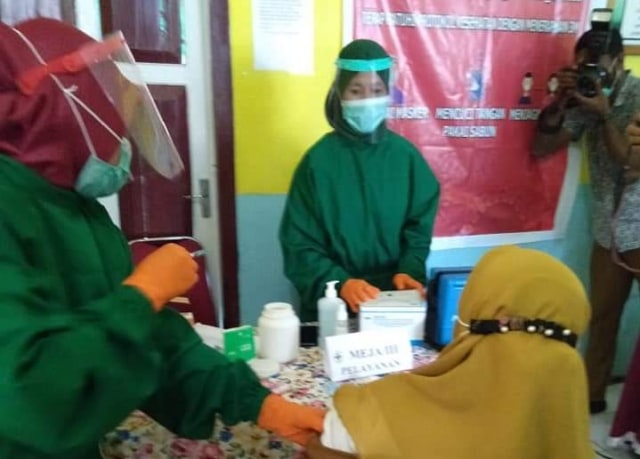 Tahapan vaksinasi pada salah satu Puskesmas di Halmahera Tengah, Maluku Utara. Foto: Risno Hamisi/Hpost
