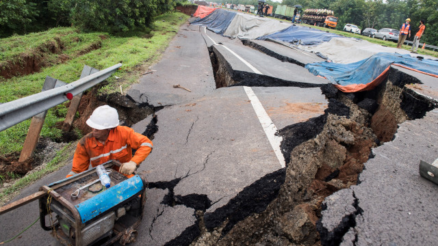 Berita Menarik: Bea Cukai Lelang Mobil Klasik; Ruas Tol Cipali Km 122 Amblas (270547)