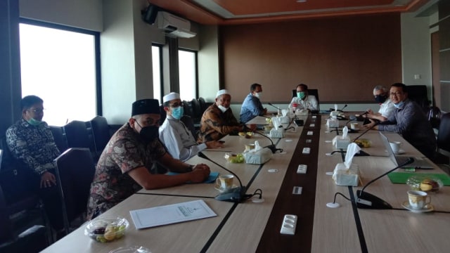 Pertemuan kuasa hukum Habib Rizieq dengan Deputi V Kemenkopolhukam membahas perlindungan hukum Ponpes Agrokultural Markaz Syariah. Foto: Dok. Istimewa