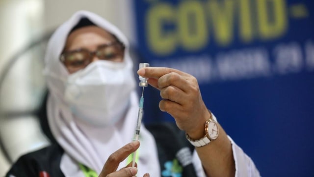 Petugas menyiapkan vaksin Sinovac untuk untuk disuntikkan kepada tenaga kesehatan pada pelaksanaan vaksinasi corona di RSUDZA Banda Aceh, Selasa (9/2). Foto: Suparta/acehkini