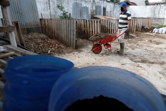 Pekerja komunitas kamiKITA mengumpulkan sampah organik rumah tangga untuk diolah menjadi pupuk kompos di Banda Aceh, Aceh, Selasa (9/2). Foto: Irwansyah Putra/Antara Foto