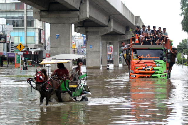 Kerugian dunia usaha akibat banjir Jakarta. Foto: kumparan.com.