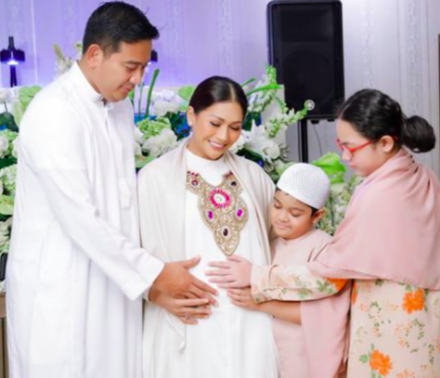 Penuh Bahagia, 5 Momen Acara Syukuran 4 Bulan Kehamilan Tata Janeeta (124199)