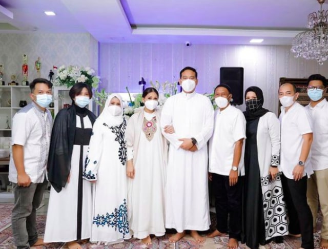 Penuh Bahagia, 5 Momen Acara Syukuran 4 Bulan Kehamilan Tata Janeeta (124201)