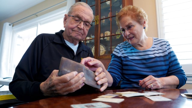 Paul Grisham dan istrinya Carole Salazar memeriksa dompetnya dan barang-barang yang ada di dalamnya ketika dia kehilangan dompet itu pada tahun 1968. Foto: Nelvin C. Cepeda/The San Diego Union-Tribune via AP