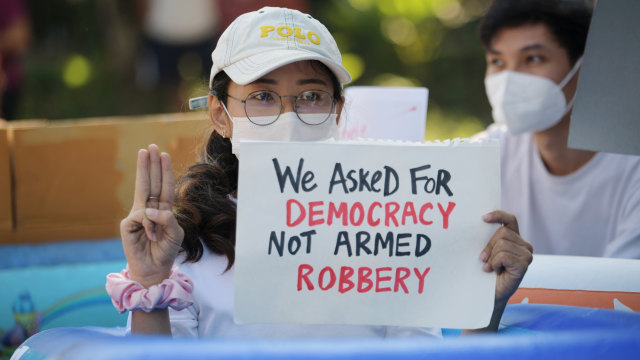 Demonstran memprotes kudeta militer dan menuntut pembebasan pemimpin terpilih Aung San Suu Kyi, di luar Kedutaan Besar Jepang di Yangon, Myanmar, Rabu (10/2). Foto: Stringer/REUTERS