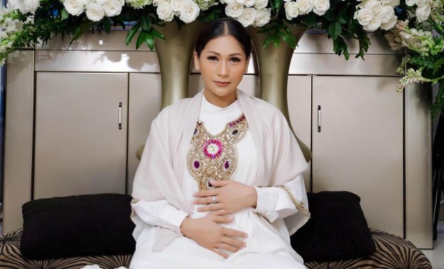 Penuh Bahagia, 5 Momen Acara Syukuran 4 Bulan Kehamilan Tata Janeeta (124203)