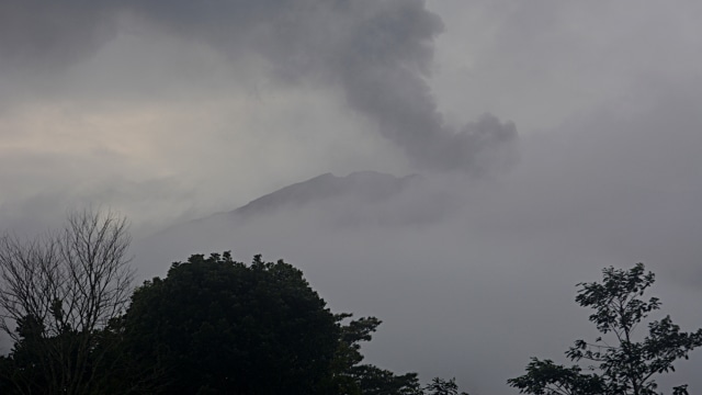 Aktivitas Gunung Raung terpantau dari Desa Sumberwringin, Sumberwringin, Bondowoso, Jawa Timur, Rabu (10/2). Foto: Seno/ANTARA FOTO