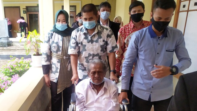 Mediasi, Ayah-Anak yang Berperkara soal Sewa Tanah di Bandung Kini Saling Peluk (36192)