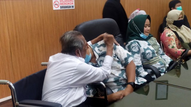 Mediasi, Ayah-Anak yang Berperkara soal Sewa Tanah di Bandung Kini Saling Peluk (36191)