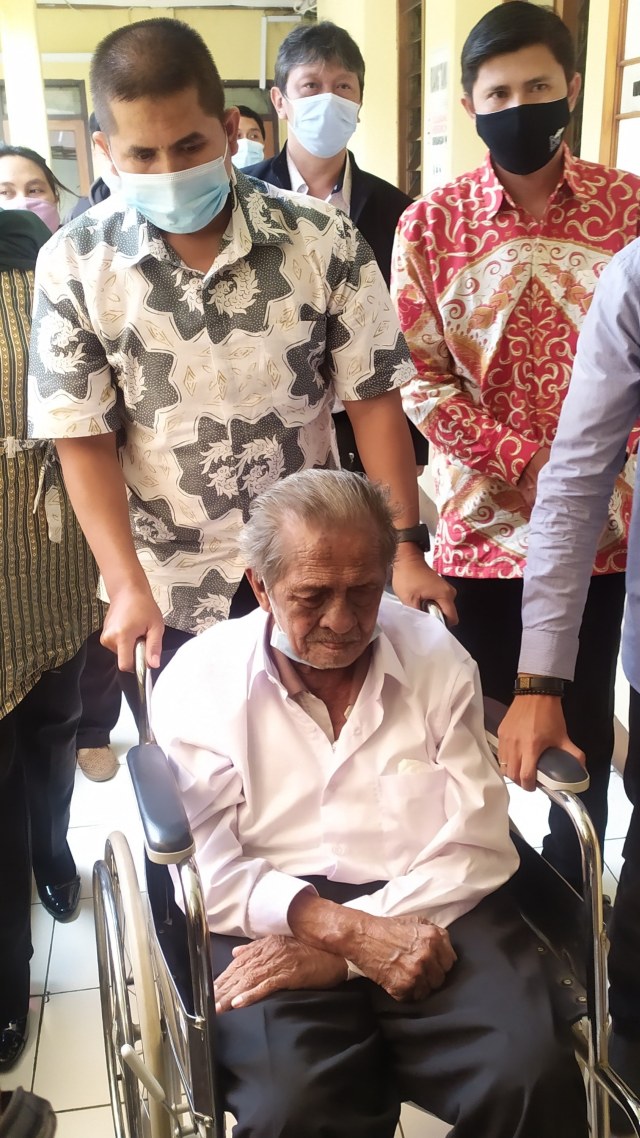 Deden dan ayah kandungnya, RE Koswara, usai mediasi di PN Bandung, Rabu (10/2), Foto: Rachmadi Rasyad/kumparan