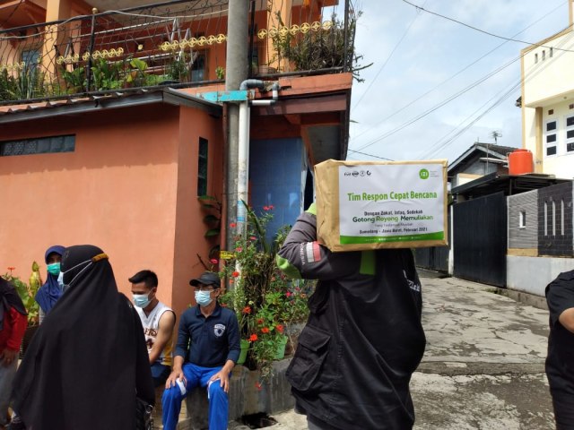 IZI Jabar Salurkan Paket Sembako Untuk Penyintas Longsor Sumedang (37050)