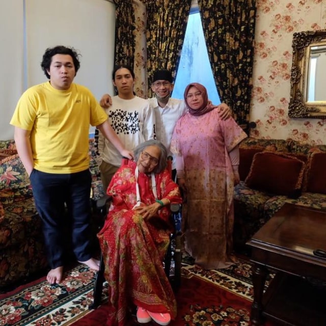Melly Goeslaw bersama Anto Hoed, anak-anak mereka, dan ibu mertuanya. Foto: Instagram/antohhoed