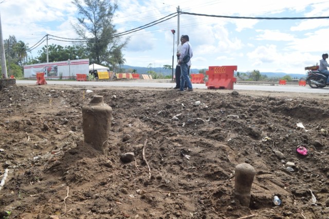 Sejumlah batu nisan diduga situs makam masa Kesultanan Aceh Darussalam ditemukan di kawasan pembangunan Tol Sigli-Banda Aceh (Sibanceh) di Gerbang Tol Kajhu, Aceh Besar, Rabu (10/2). Foto: Fahzian untuk acehkini