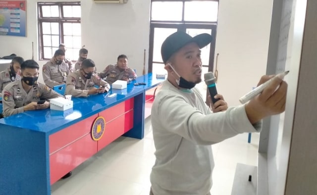 Wakil Ketua Bidang Organisasi SMSI Kalteng saat mejadi pemateri dalam pelatihan jurnalistik di Makopolairud Polda Kalteng