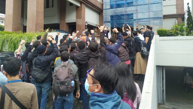 Sejumlah pegawai bank BUMN yang bekerja di bagian Marketing dan Analisis Mikro menggelar aksi di depan kantor mereka, Jalan Asia Afrika, Bandung, Rabu (10/2). Foto: Rachmadi Rasyad/kumparan