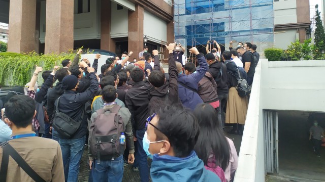 Sejumlah pegawai bank BUMN yang bekerja di bagian Marketing dan Analisis Mikro menggelar aksi di depan kantor mereka, Jalan Asia Afrika, Bandung, Rabu (10/2).  Foto: Rachmadi Rasyad/kumparan