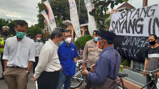 Sejumlah warga yang berasal dari Temanggung mendatangi kantor penerbitan Tiga Serangkai untuk menyampaikan protes