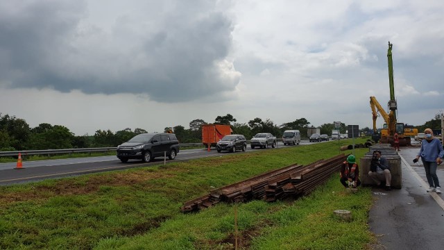 Antisipasi Macet, Lajur Sementara di KM 122 Tol Cipali yang Amblas Mulai Dibuat (11427)