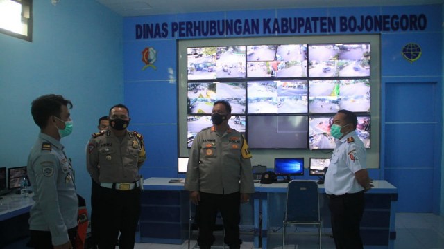 Kapolres Bojonegoro, saat laksanakan koordinasi dan pengecekan perangkat pendukung di Kantor Dishub Kabupaten Bojonegoro, untuk penerapan e-Tilang. Rabu (10/02/2021) (foto: istimewa)