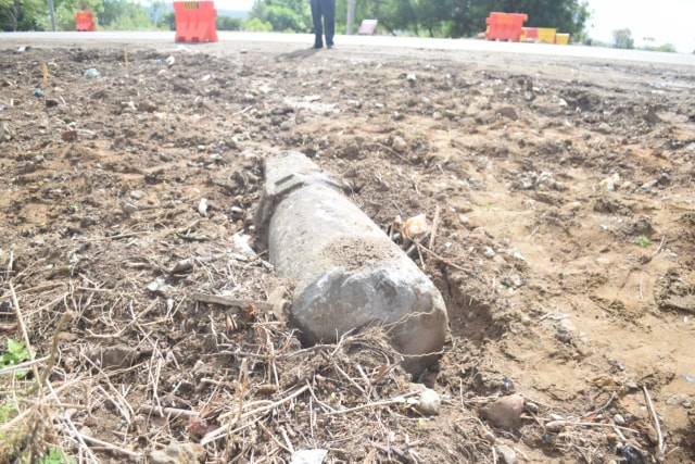 Sejumlah batu nisan diduga situs makam masa Kesultanan Aceh Darussalam ditemukan di kawasan pembangunan Tol Sigli-Banda Aceh (Sibanceh) di Gerbang Tol Kajhu, Aceh Besar, Rabu (10/2). Foto: Fahzian untuk acehkini