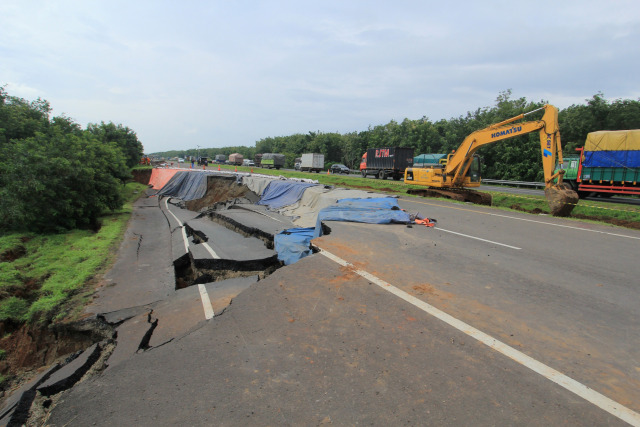Foto: Pembuatan Lajur Sementara di KM 122 Tol Cipali yang Amblas (60481)