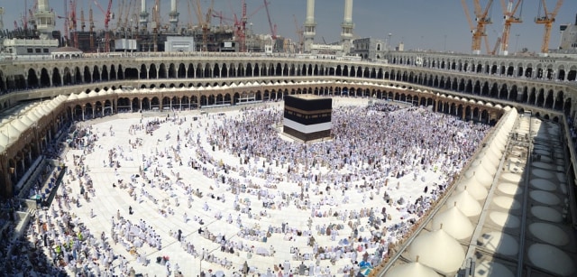 Ilustrasi berdoa di Multazzam. Foto: pixabay