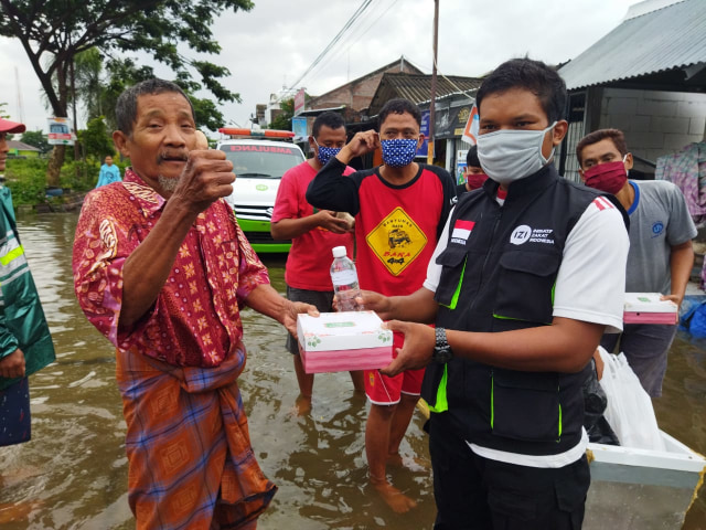 Inisiatif Zakat Indonesia Salurkan Sembako dan Membuka Poskor Banjir Semarang