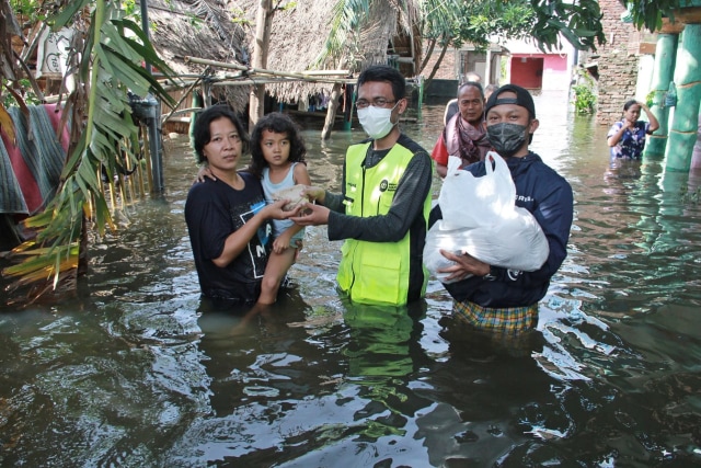 Inisiatif Zakat Indonesia Bantu Penyintas Banjir Semarang Yang Belum Surut (91536)