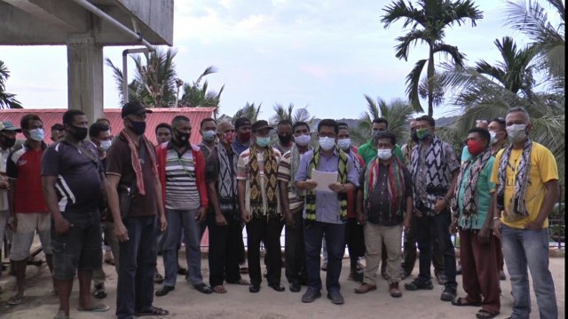 Pembacaan pernyataan sikap penolakan Mubes VIII Flobamora Kota Sorong oleh 12 tungku, foto : Yanti