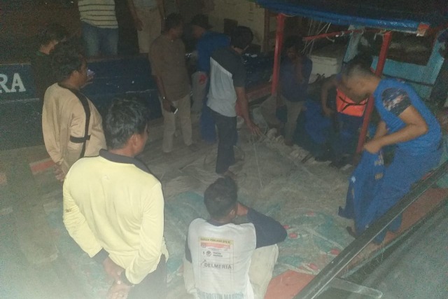 Kapal nelayan KM Musara Bintang beserta seorang nahkoda dan empat ABK asal Sibolga, ditangkap polisi di perairan Simeulue, Aceh, Selasa (9/2) malam. Foto: Dok. Polres Simeulue